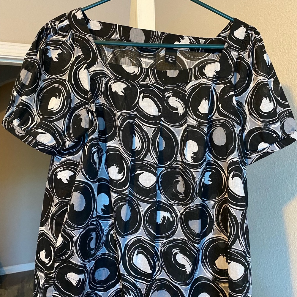 New York & Company Black and White Swirl Top